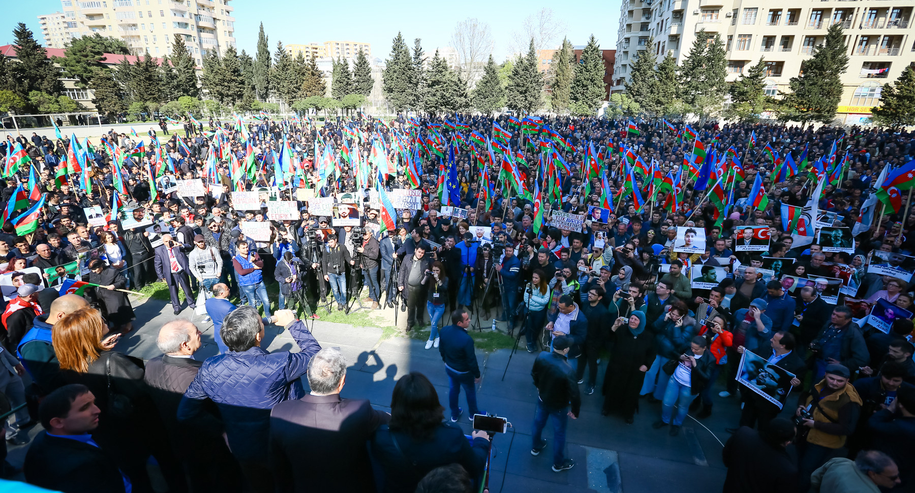 «Нет монархии!»: оппозиционные силы Азербайджана перед выборами проведут совместный митинг