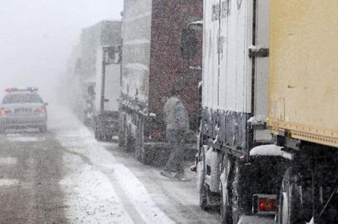 Ларс закрыт: на границе с российской стороны скопилось 730 грузовиков