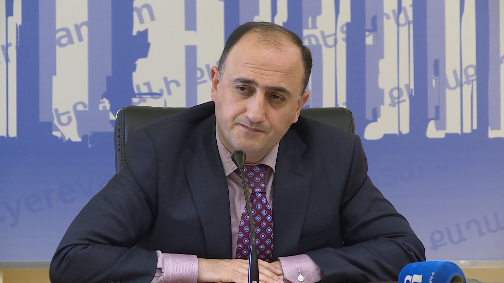 Заместитель мэра Еревана неохотно ходит на работу и неохотно получает премии - пресса дня