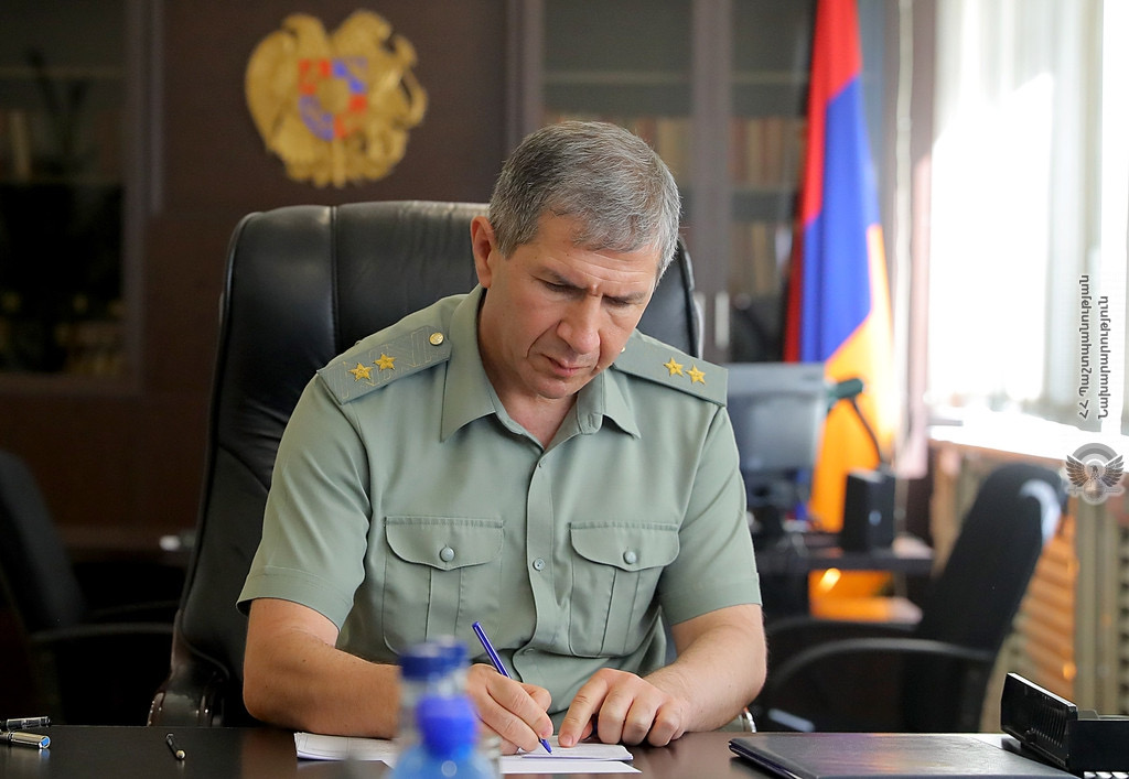 Армия не подчинится незаконным указаниям об отставке начальника Генштаба - Манукян