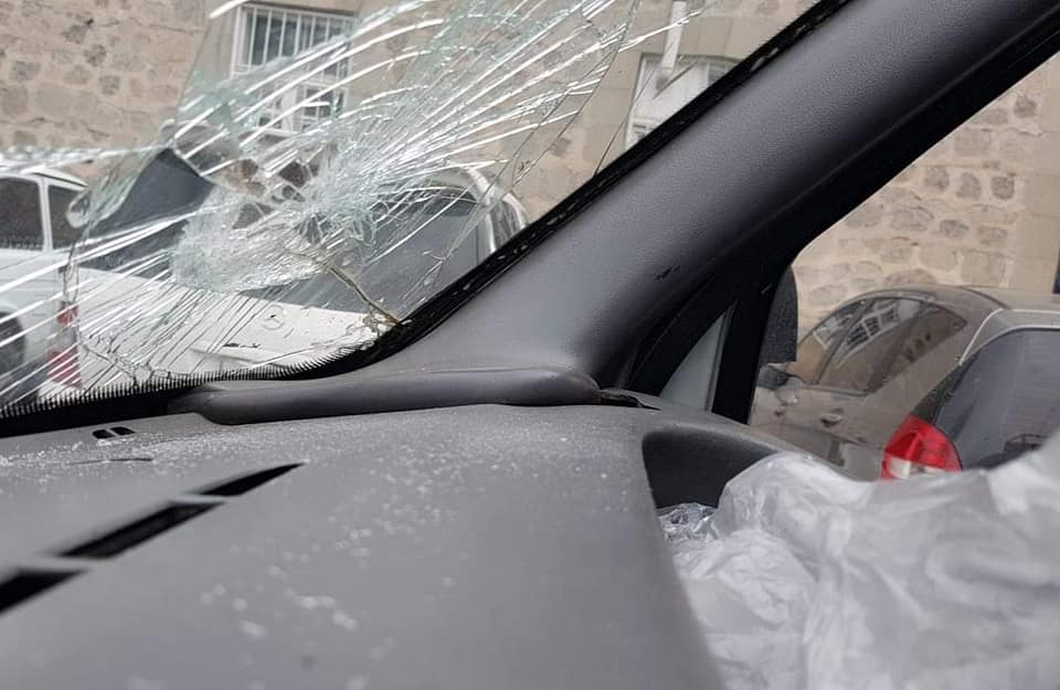 Азербайджанцы забросали камнями машину: кто должен гарантировать безопасное передвижение?