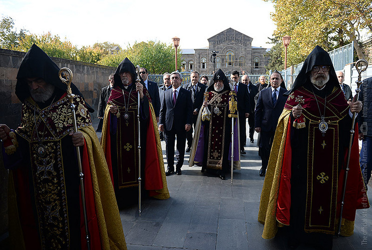 Первопрестольный Святой Эчмиадзин призвал власти Армении пересмотреть свою политику 