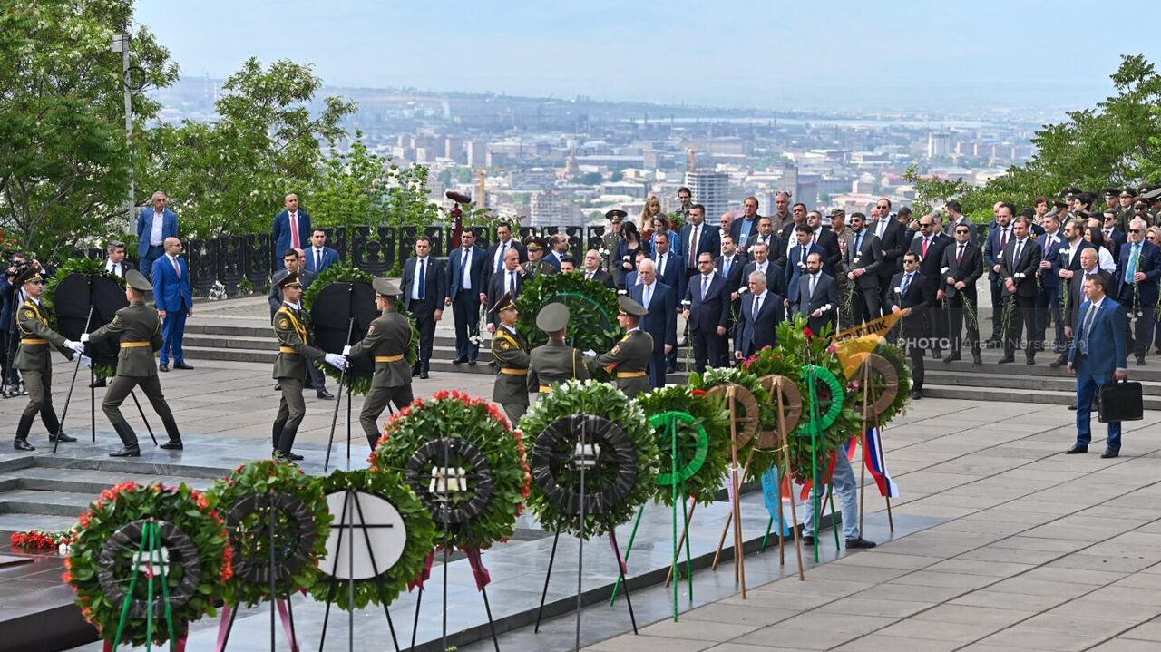 Руководство Армении возложило цветы к Вечному огню по случаю Дня Победы