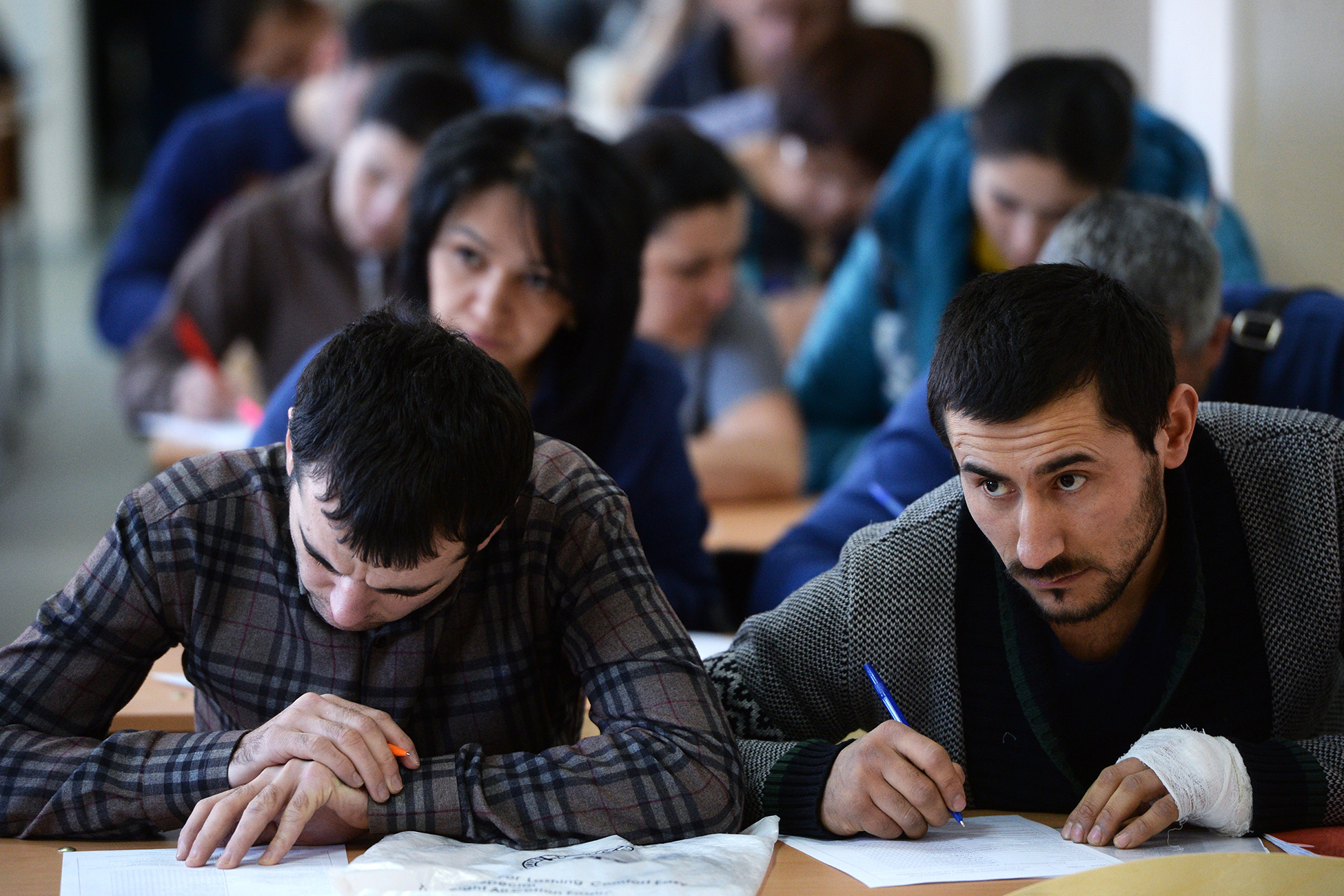 Класс таджик. Адаптация мигрантов. Экзамен для мигрантов. Мигранты студенты. Мигранты в России.