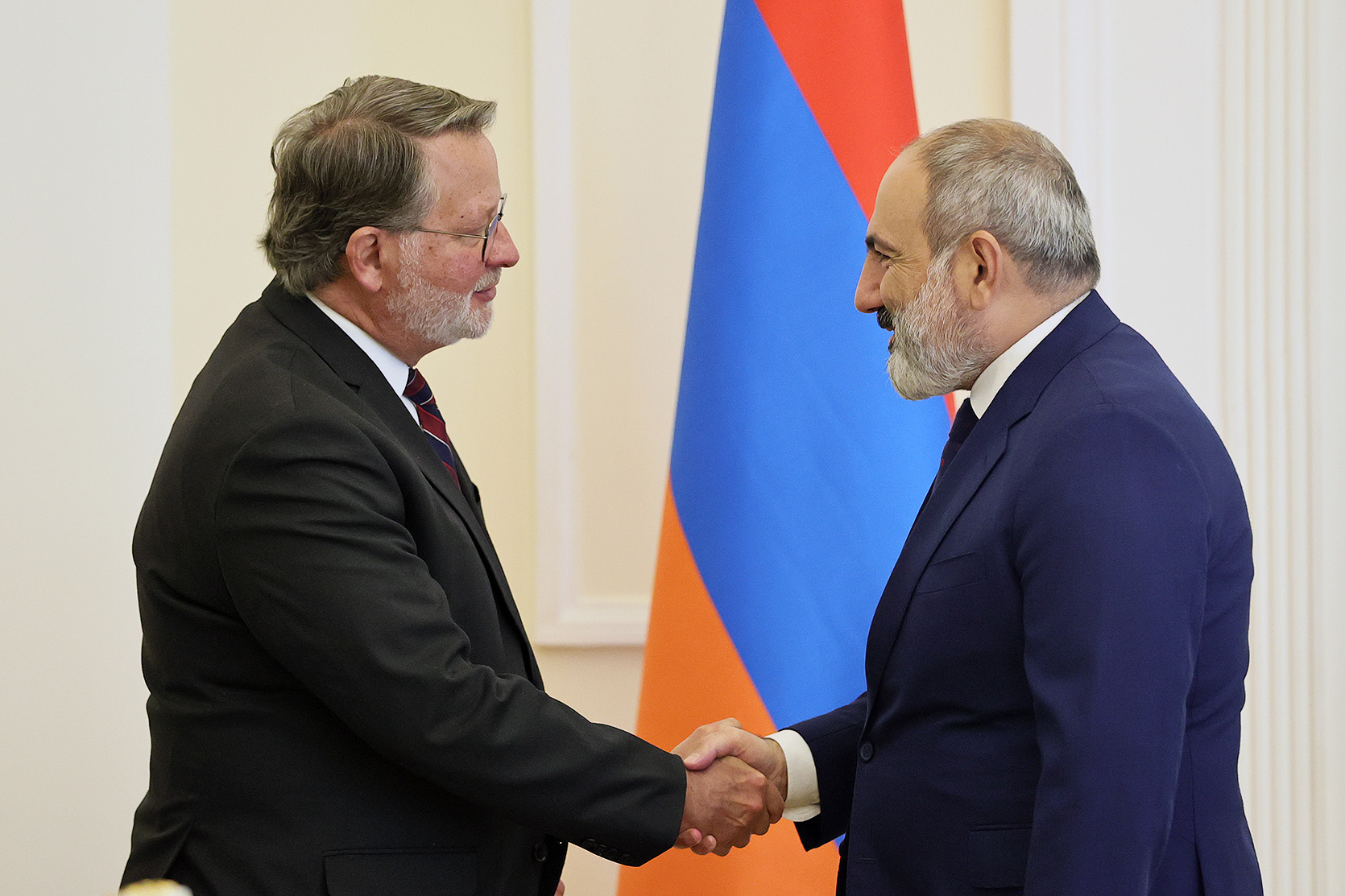 Премьер-министр Никол Пашинян принял сенатора США Гэри Питерса