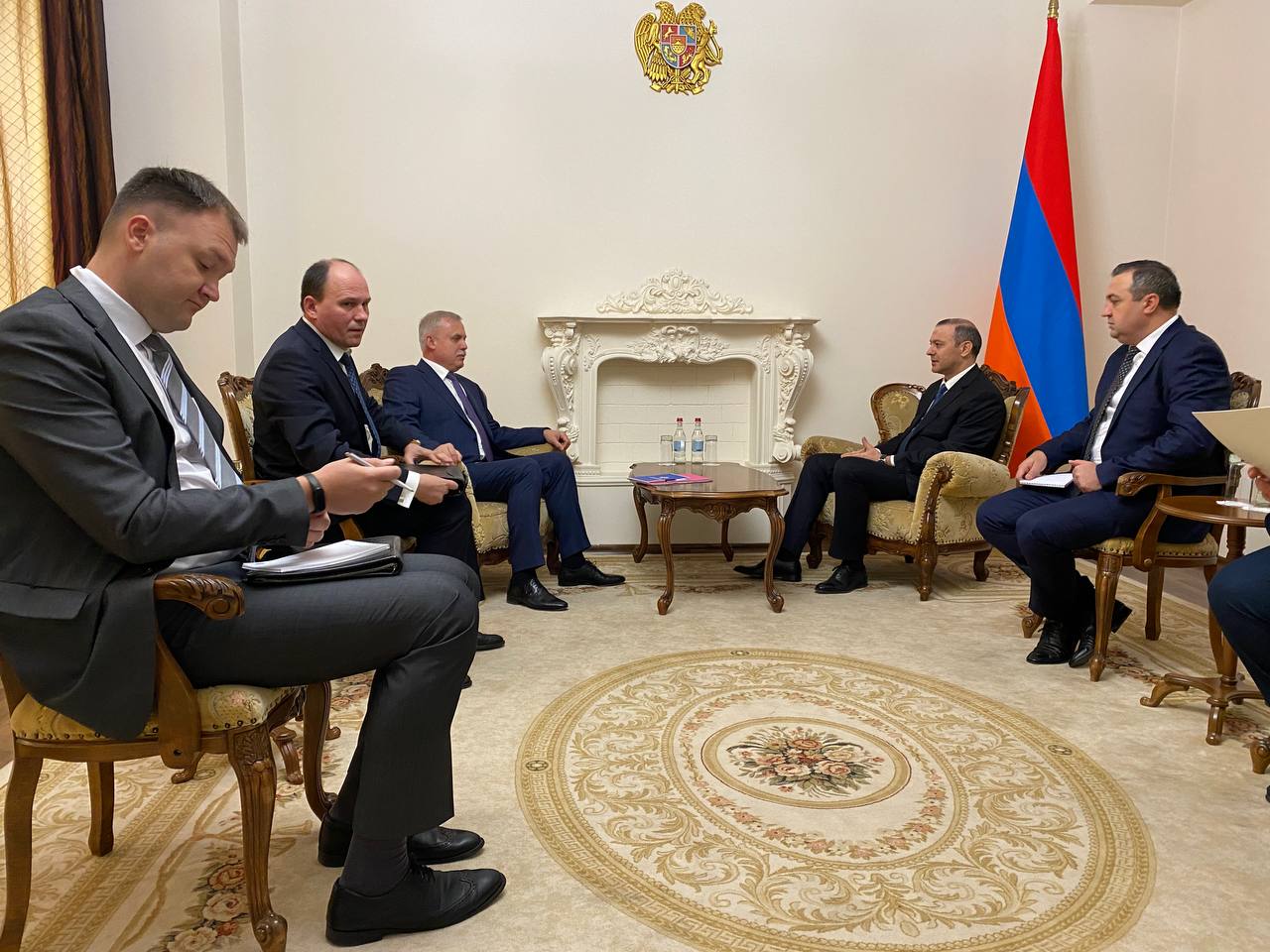 Миссия ОДКБ проводит встречу в Совбезе Армении