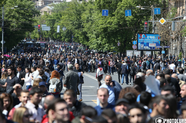 Многотысячная протестующая толпа в Ереване двинулась в сторону здания парламента