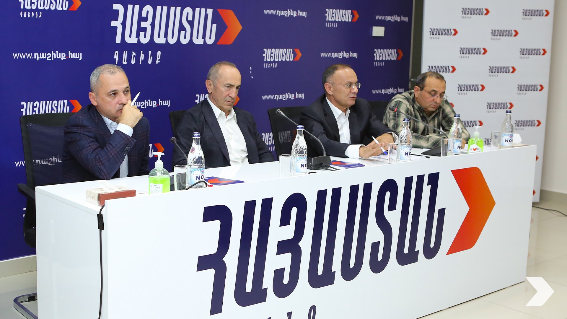 Роберт Кочарян обсудил со сторонниками будущую тактику и стратегию блока «Армения»