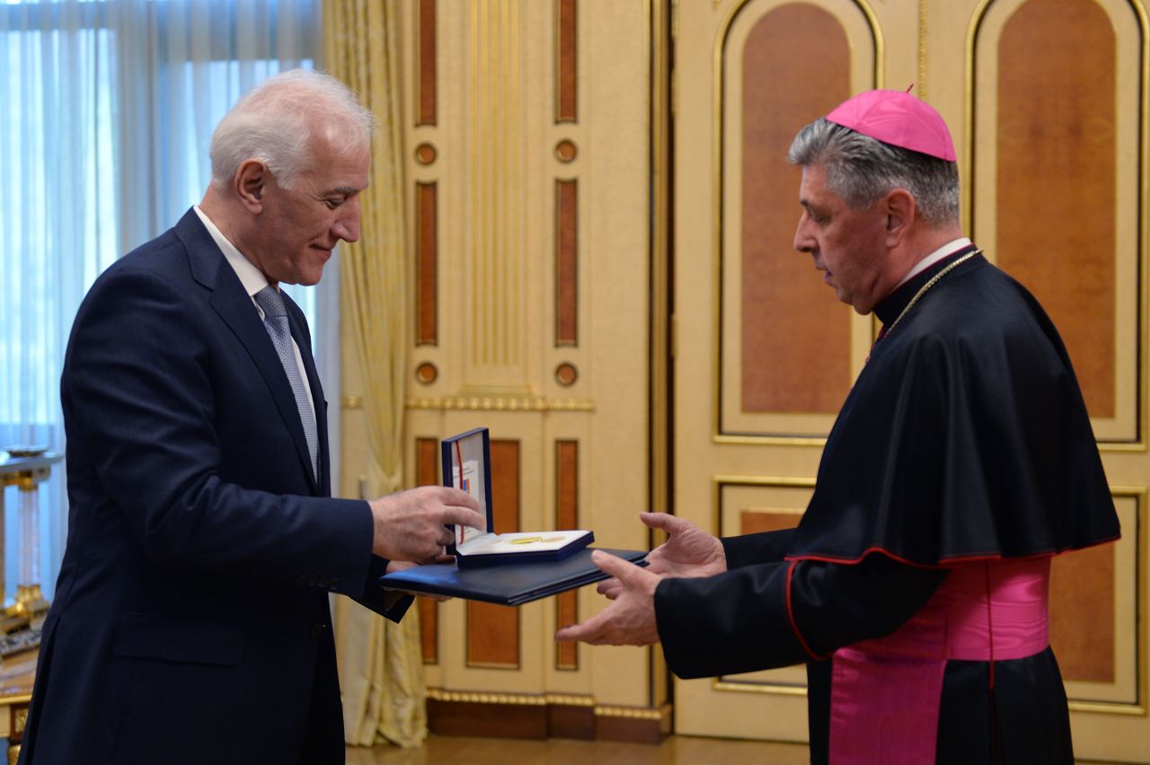 Президент Армении вручил награду Апостольскому нунцию Ватикана 