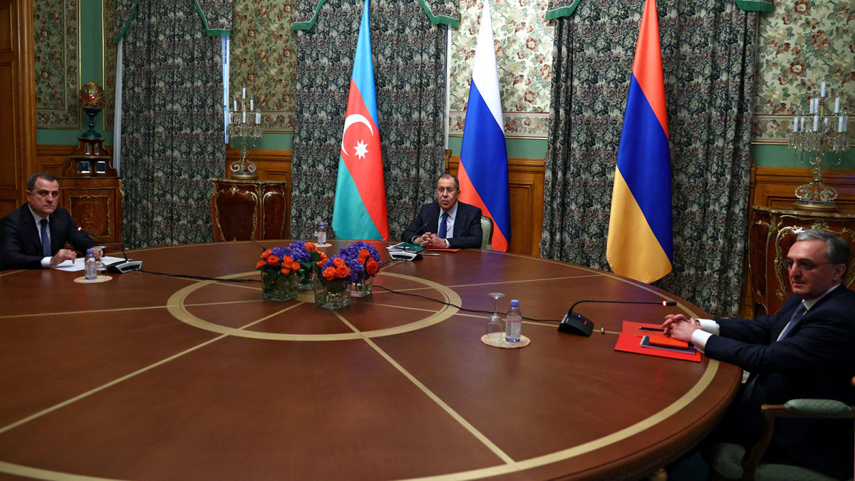 Главы МИД Армении и Азербайджана отправились в Москву