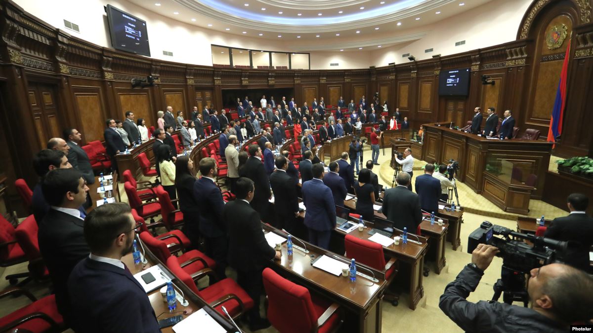 Парламент одобрил в первом чтении увеличение минимальной зарплаты до 68 тысяч драм