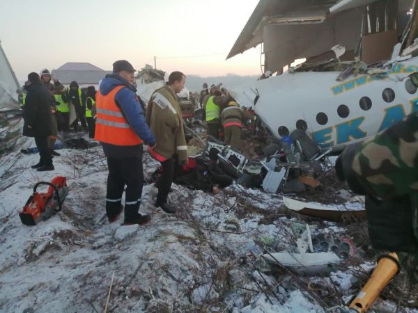 Самолет врезался в строение в Алма-Ате: есть погибшие