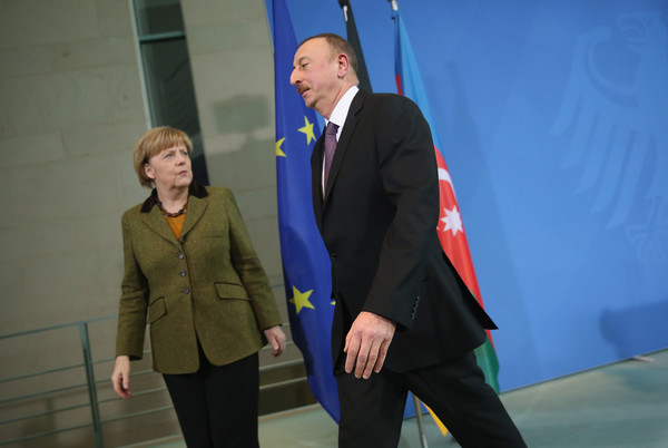 СМИ: Меркель едет в Баку за альтернативой российскому газу