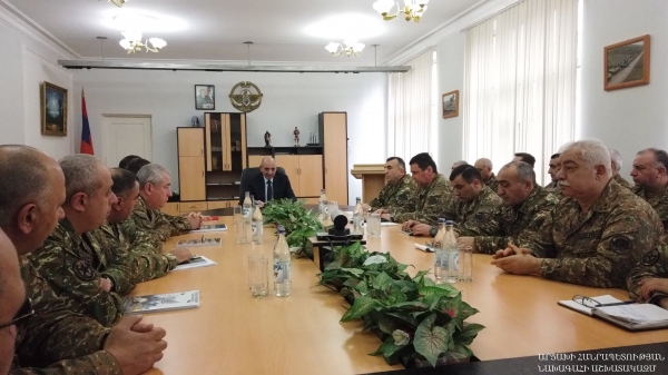 Бако Саакян представил высшему командному составу армии нового министра обороны