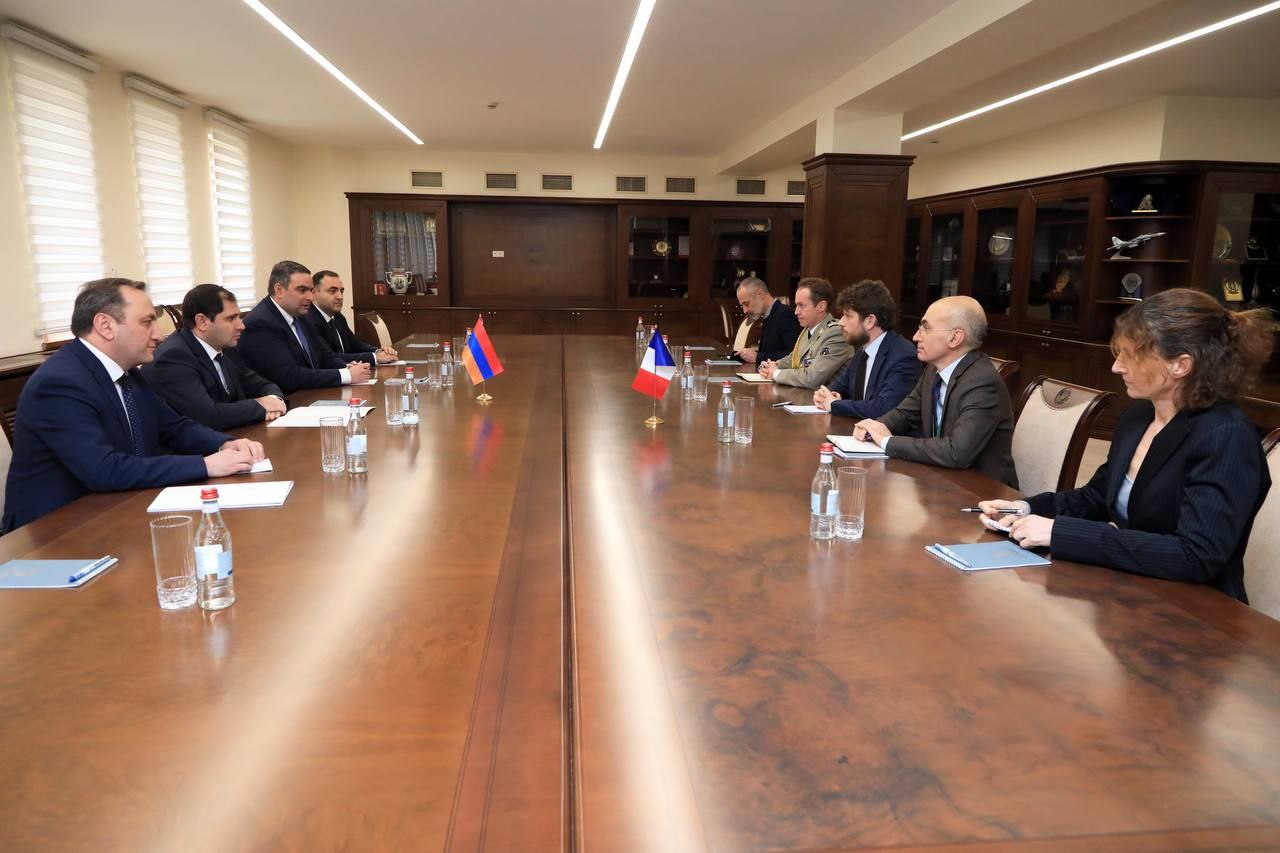 Министр обороны Армении и посол Франции обсудили ход сотрудничества в оборонной сфере