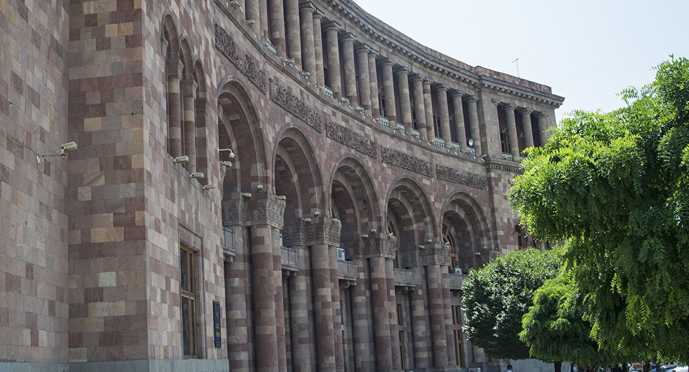 Горит здание правительства Армении: на место выехали шесть пожарных машин (ОБНОВЛЕНО)