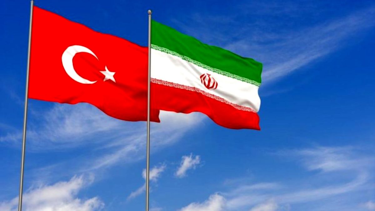 Глава штаба ВС Ирана и министр обороны Турции обсудили вопросы безопасности в регионе