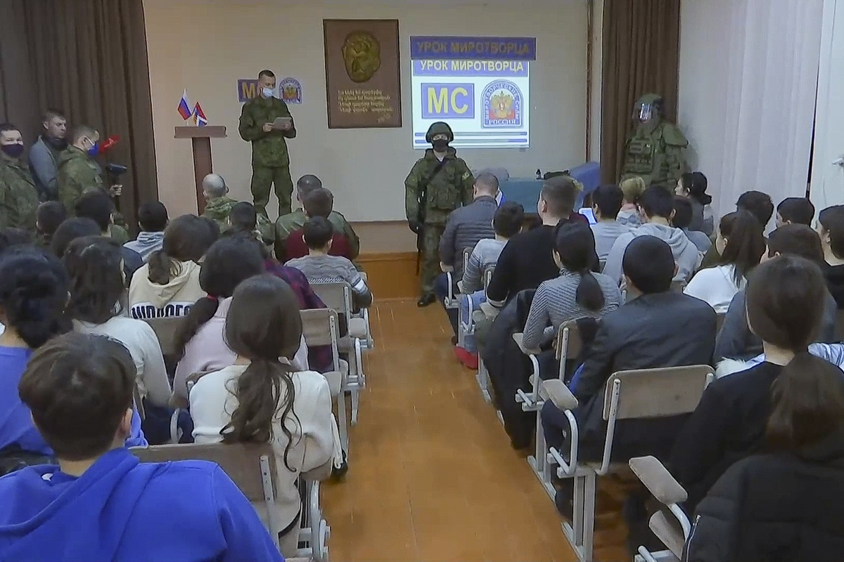 Российские миротворцы провели занятия по мерам безопасности с учениками школ Степанакерта