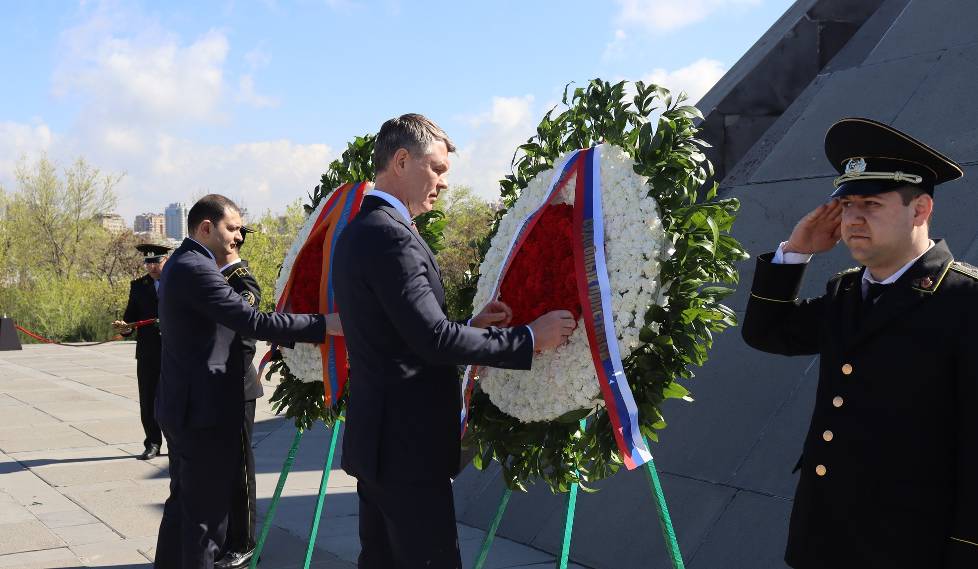 Делегация во главе с Дмитрием Аристовым посетила мемориал Цицернакаберд