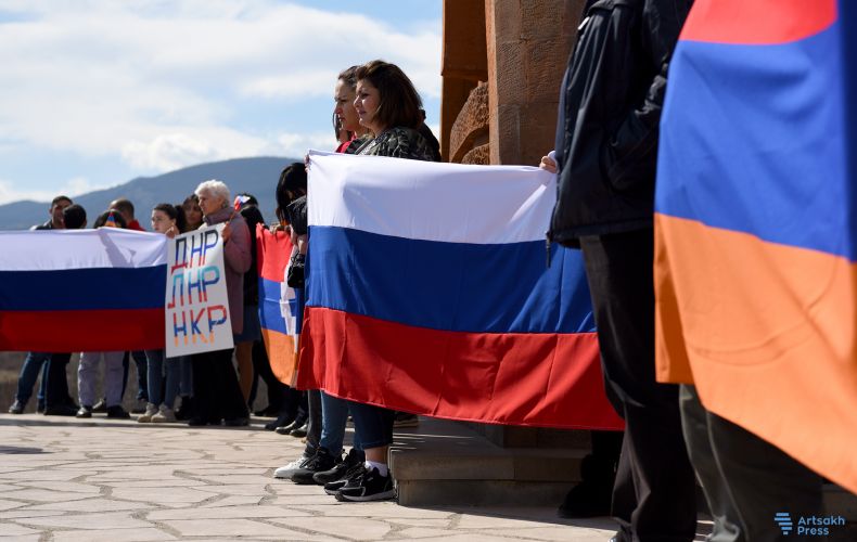 В Степанакерте прошла акция в поддержку признания Россией ДНР и ЛНР