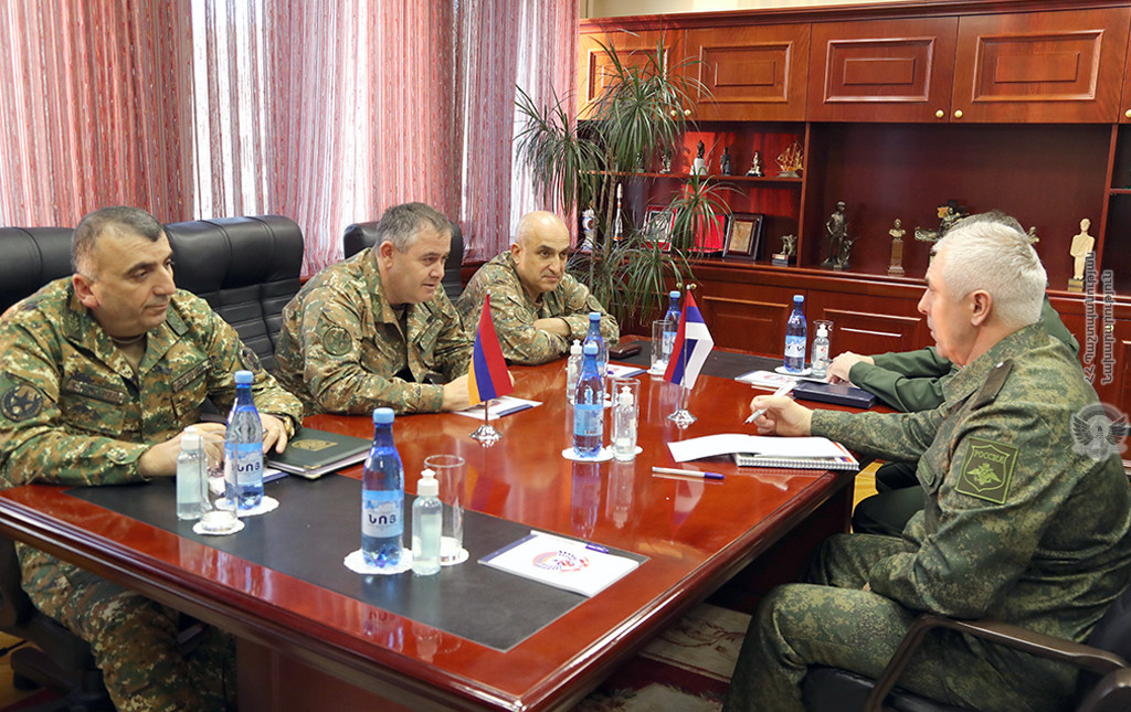 Глава Генштаба и Рустам Мурадов обсудили вопрос возвращения армянских военнопленных