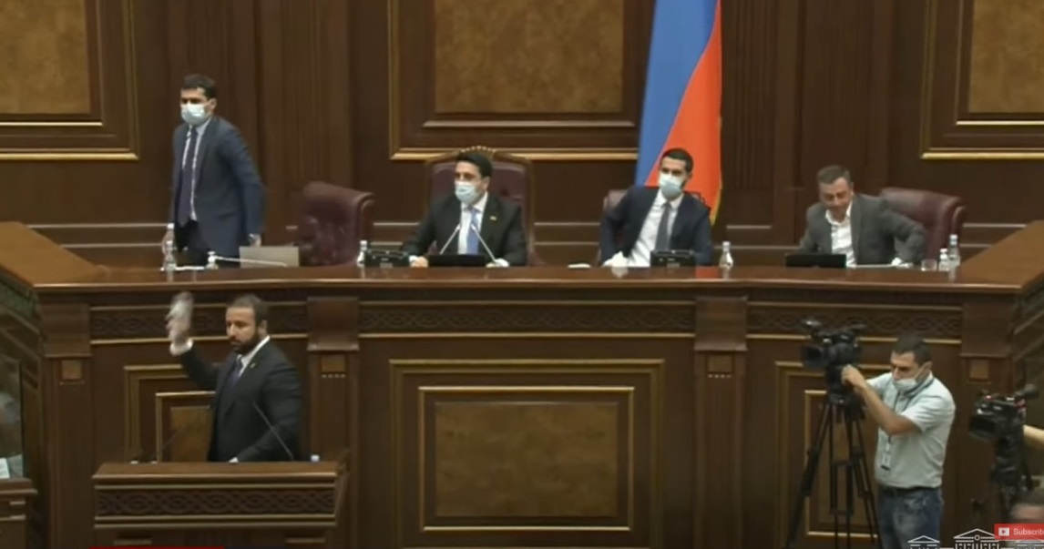 В парламенте Армении вновь скандал: Депутаты кидают друг в друга бутылки с водой