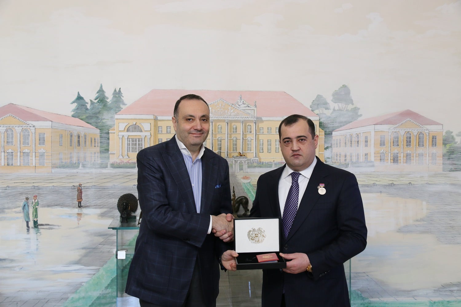 Вардан Тоганян вручил Артуру Хачатряну памятную Лазаревскую медаль посольства
