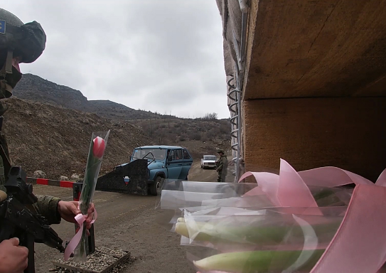 Российские миротворцы цветами поздравили жительниц Карабаха с наступающим 8 Марта 