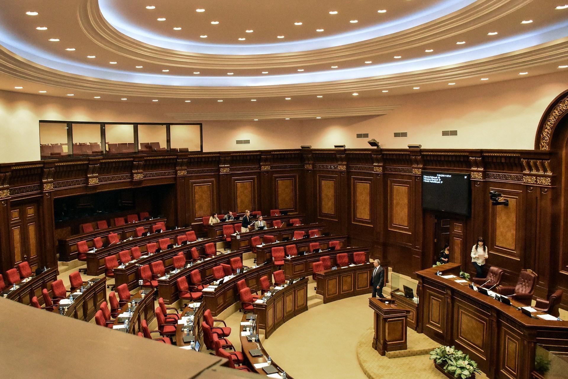 В первый день работы нового парламента планируется избрать спикера и вице-спикеров