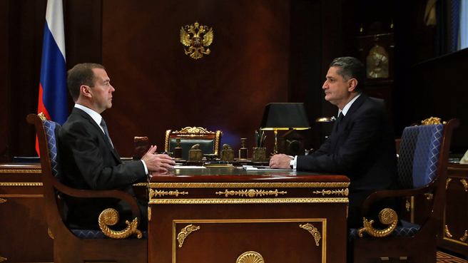 Медведев и Саркисян обсудили проблему транзита грузов через Украину
