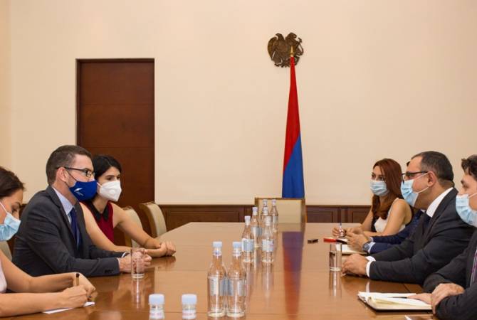 Министр финансов Армении обсудил с послом Великобритании вопросы управляемости долга
