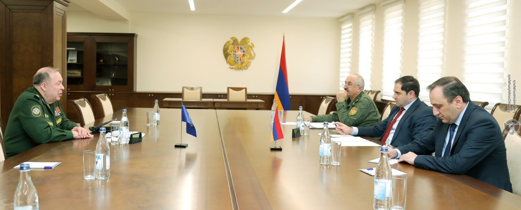 Министр обороны и посол Германии обсудили ситуацию в Арцахе 