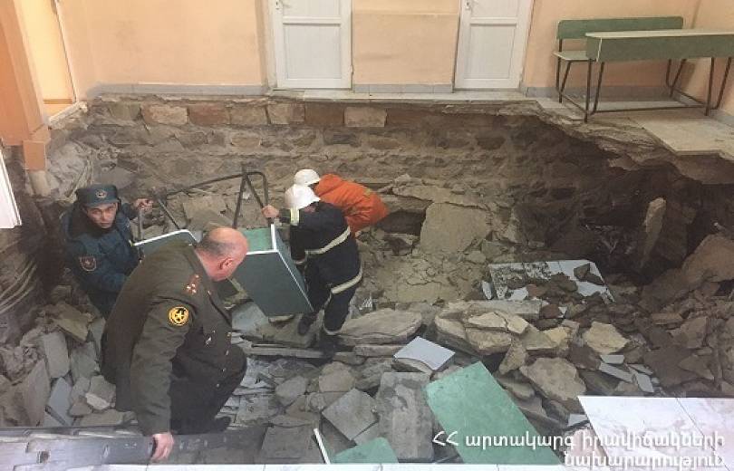 В Ереване в результате обвала пола в здании военного комиссариата пострадали 11 человек