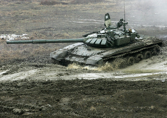 Танкисты российской военной базы в Армении учатся вести танковые дуэли