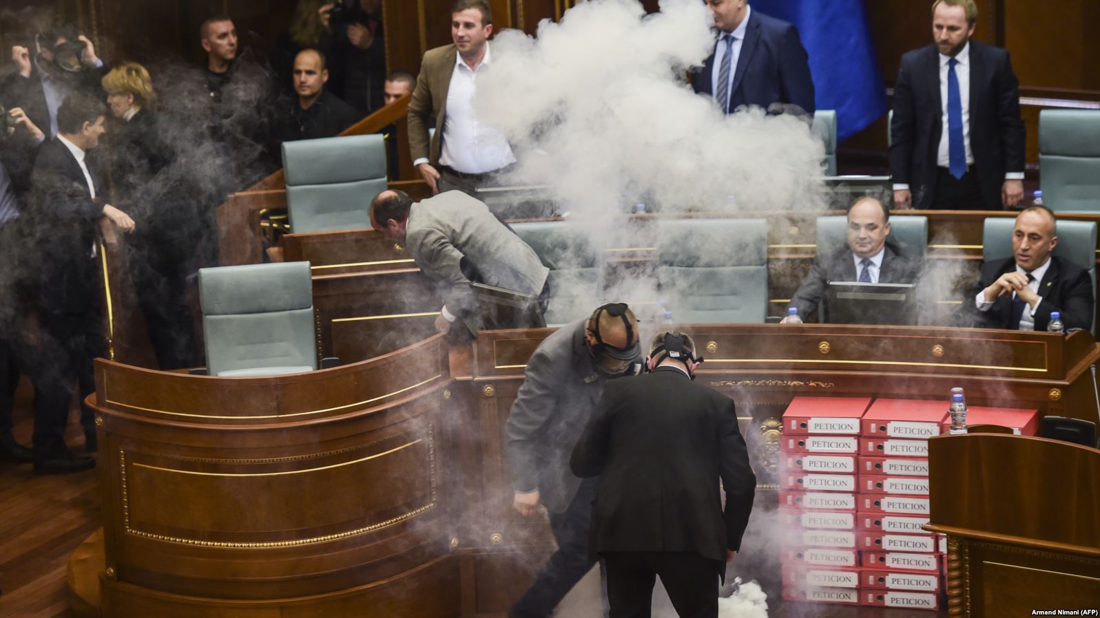 Жесткое противостояние, слезоточивый газ: парламент Косово утвердил границу с Черногорией
