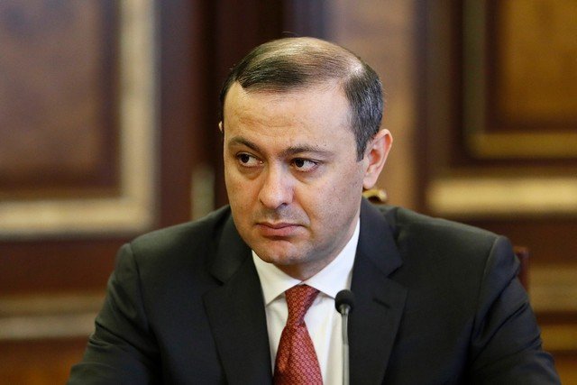 Секретарь Совбеза Армении отбывает в Польшу