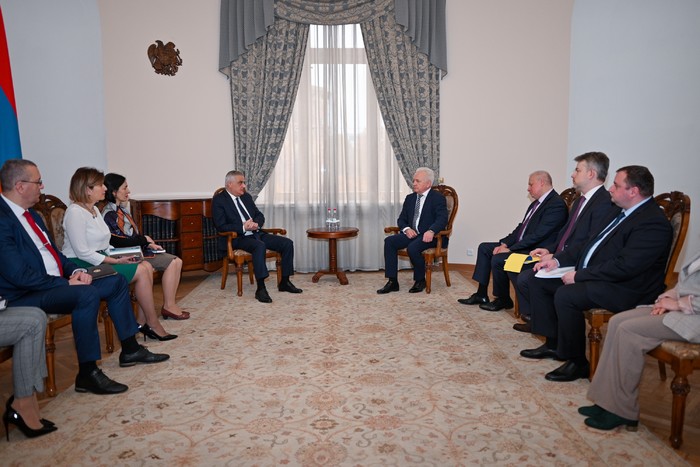 Вице-премьер Армении принял российскую делегацию во главе с Игорем Масловым
