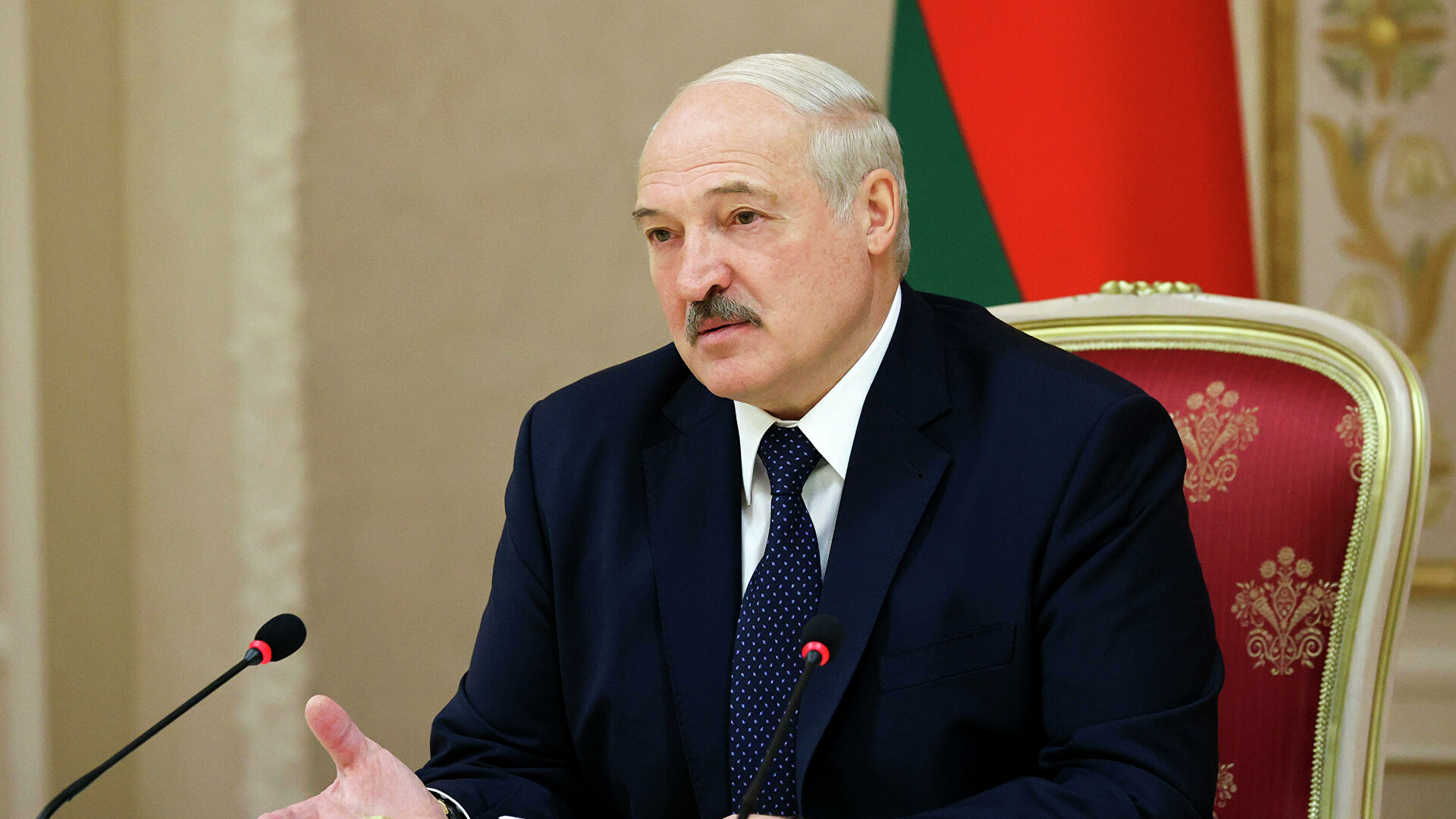 Лукашенко заявил, что готов отказаться от части своих полномочий 