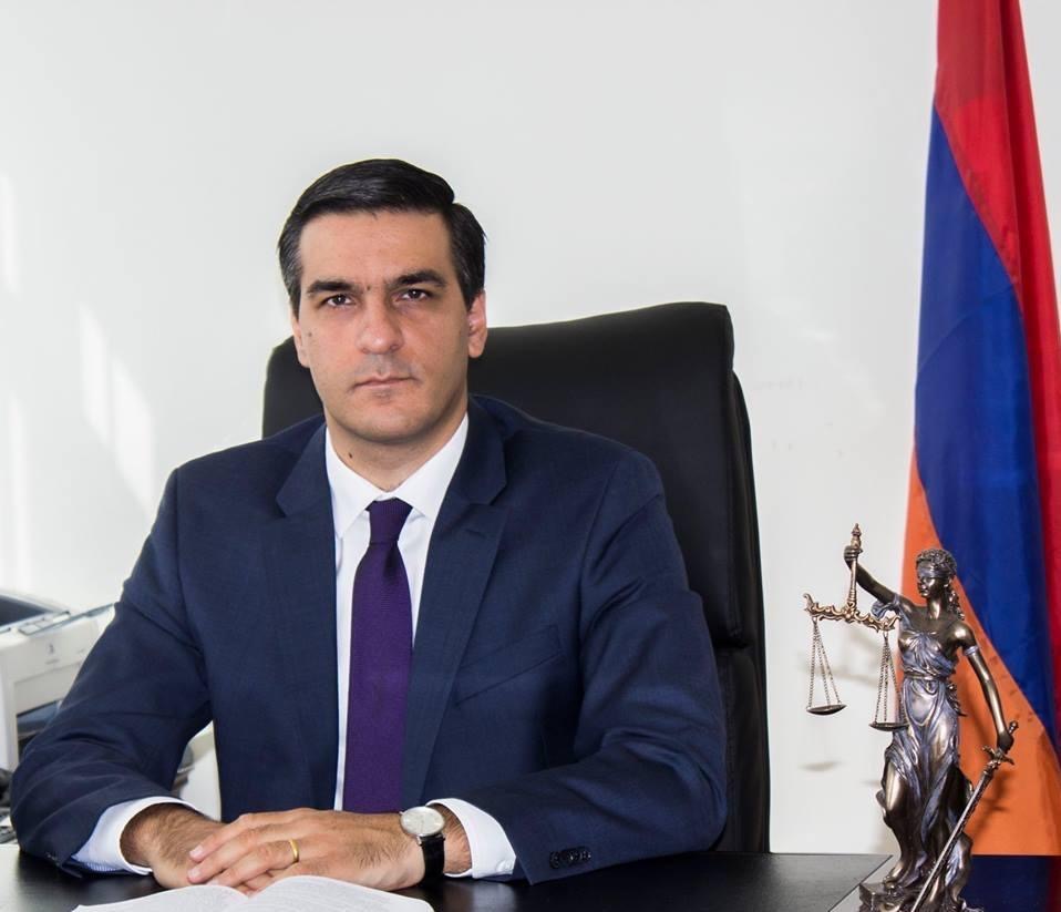 Омбудсмен осудил демонстрацию властями Армении оружия на митинге оппозиции