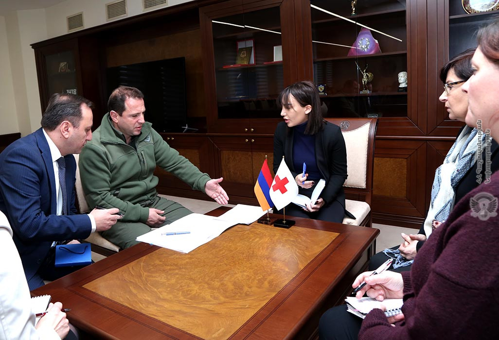В Минбороны обсудили судьбы попавших в плен к азербайджанской стороне граждан Армении