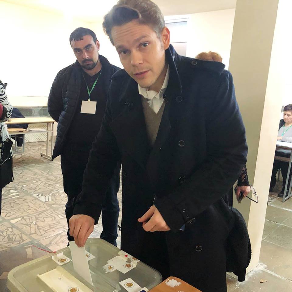 Николя Азнавур принял участие в голосовании на досрочных парламентских выборах