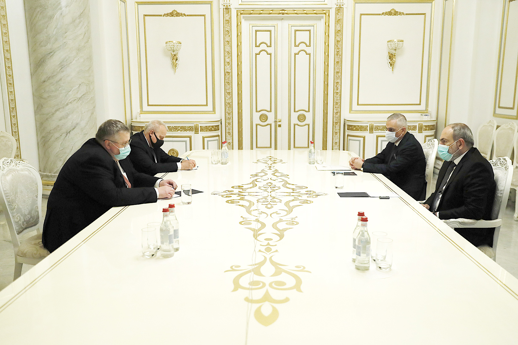 Пашинян и Оверчук обсудили вопросы армяно-российского сотрудничества 