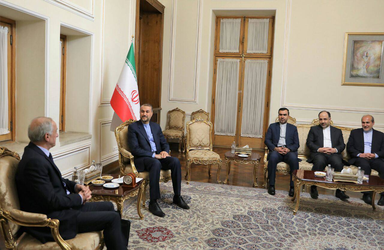 Глава МИД Ирана обсудил с замглавы МИД САР последние события в Сирии и регионе