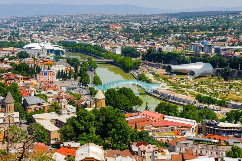 Покупки россиян за 8 месяцев 2022 года в Грузии: 15 тыс. зданий и 14 тыс. участков земли