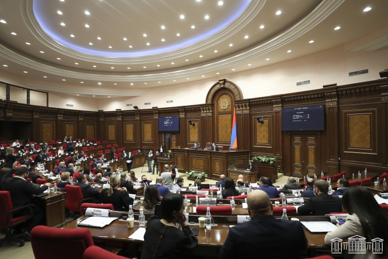 В парламенте проходит внеочередное заседание: В повестке 14 вопросов