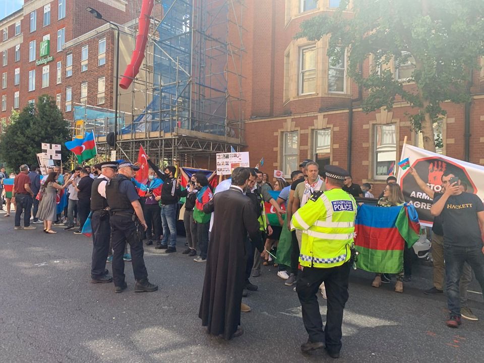 В центре Лондона азербайджанцы пытались спровоцировать драку с армянами