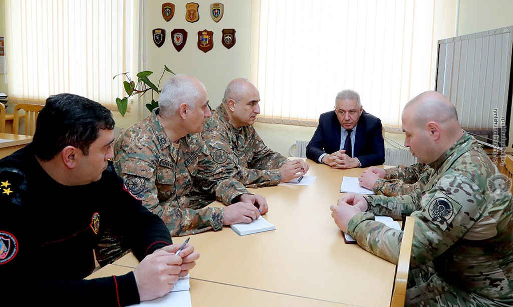 Министр обороны Армении посетил воинскую часть особого назначения и дал поручения