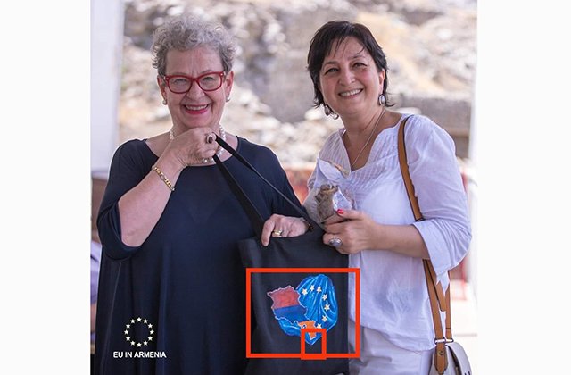 Посол ЕС в Армении показывает сумку, на которой Армения изображена без Арцаха