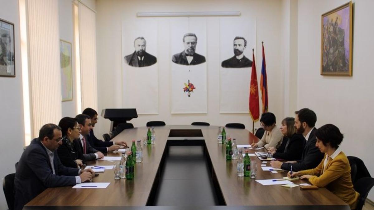 ԱՄՆ դեսպանը հանդիպել է ՀՅԴ Հայաստանի Գերագույն մարմնի անդամների հետ