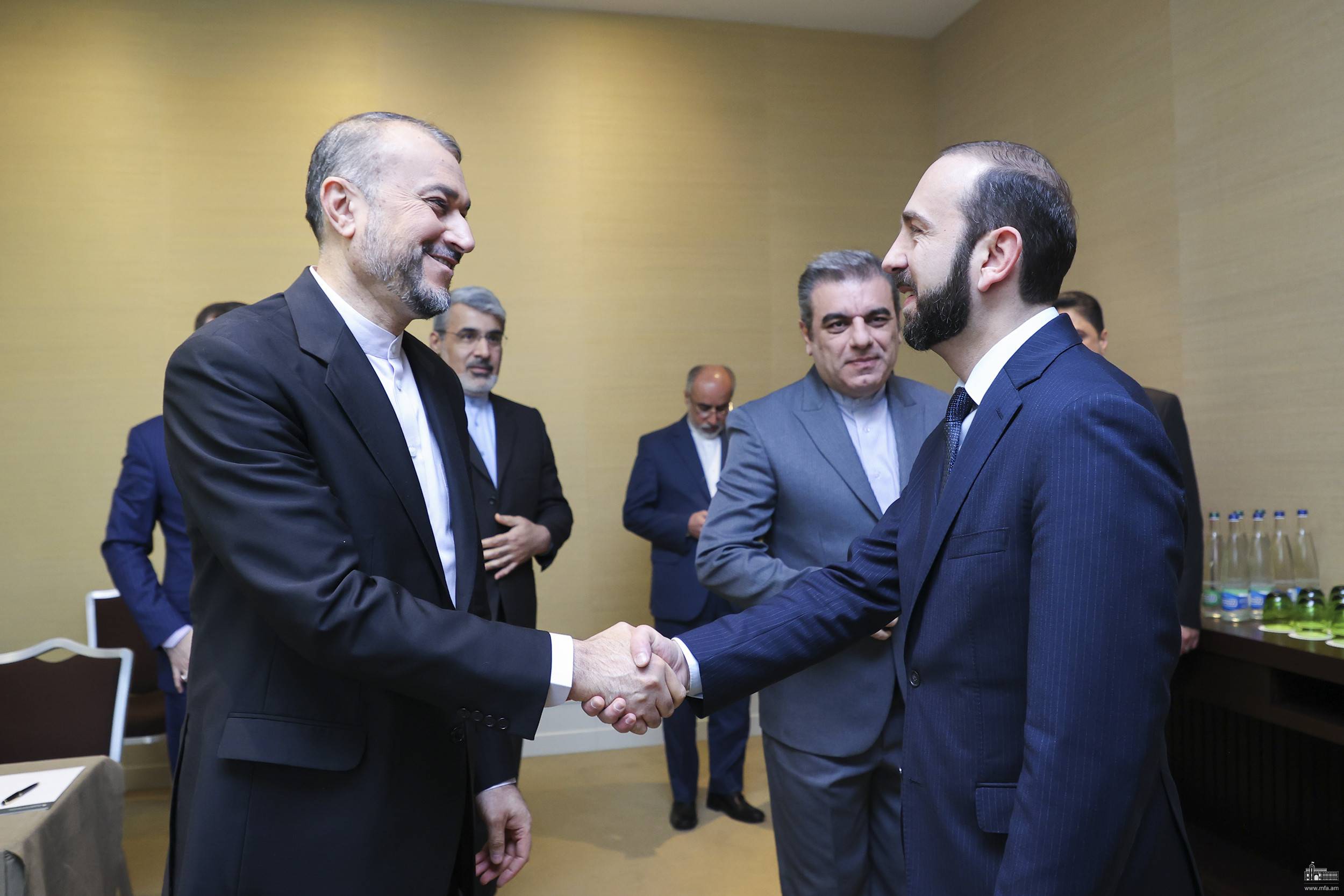 Главы МИД Армении и Ирана обсудили вопросы сотрудничества в двустороннем формате